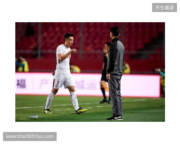 飞踹座椅染红!玉昆官方:门将教练米克尔造成恶劣影响,罚款2万